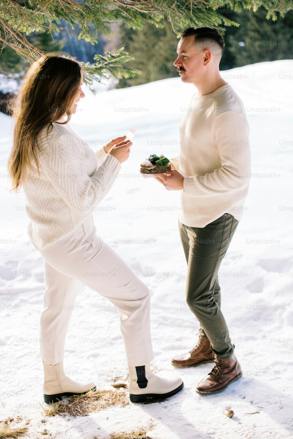 un uomo e una donna in piedi nella neve