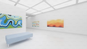 una habitación blanca con pinturas en la pared