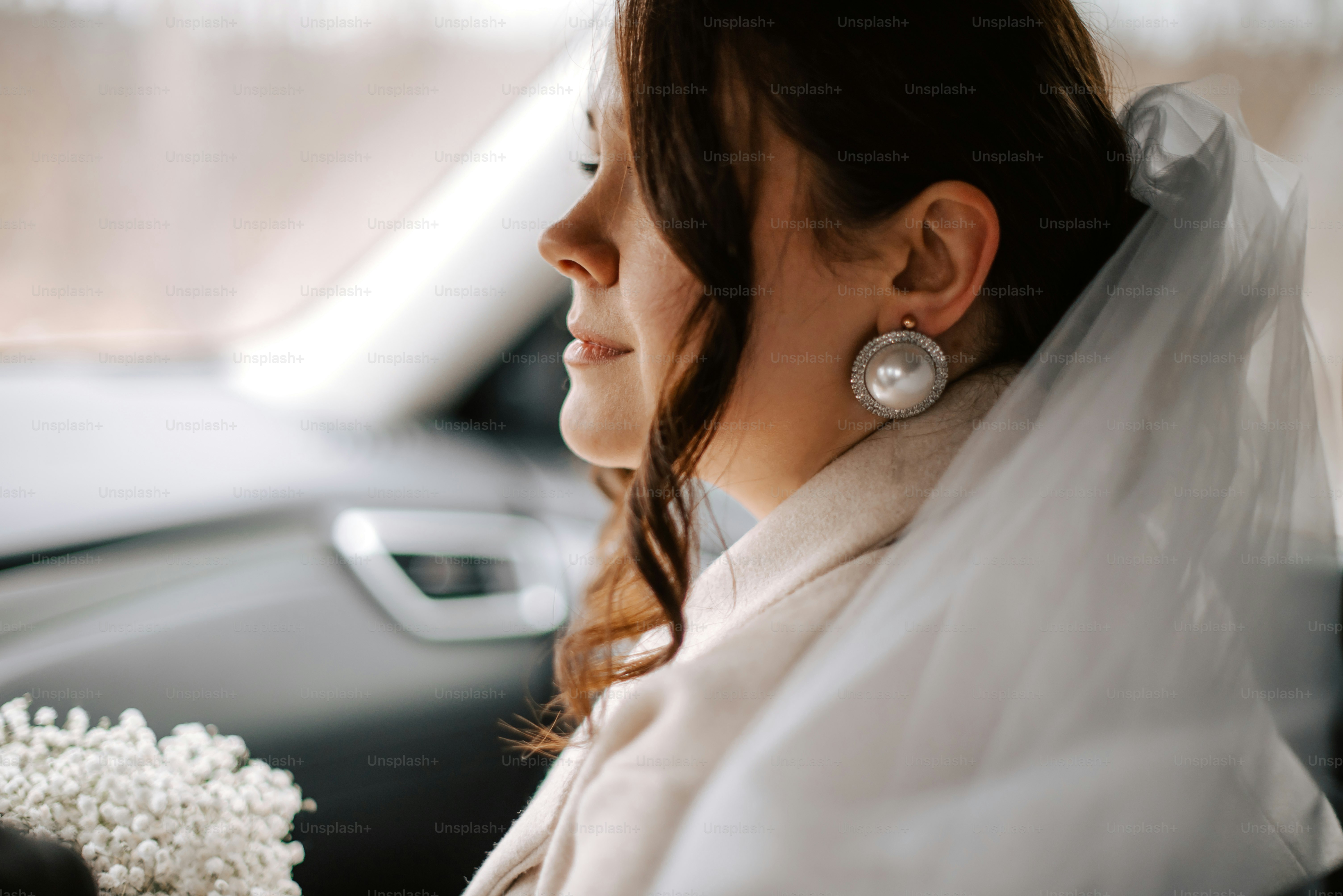 eine Frau sitzt mit einem Blumenstrauß in einem Auto