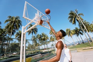 Ein Mann spielt Basketball auf einem Basketballplatz