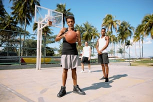 Eine Gruppe junger Männer, die eine Partie Basketball spielen