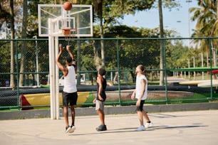 한 무리의 젊은이들이 농구 경기를 하고 있다