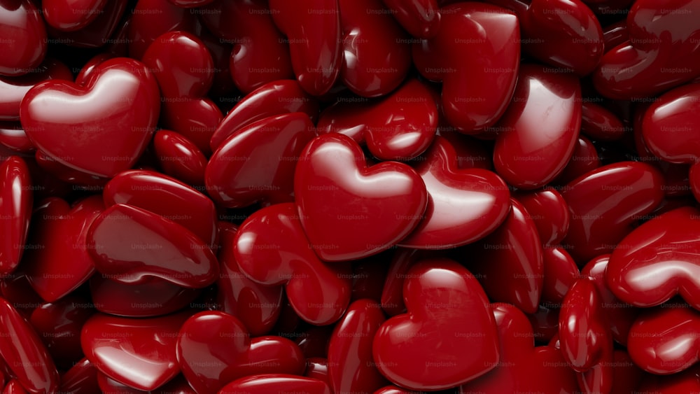 un mucchio di caramelle rosse a forma di cuore