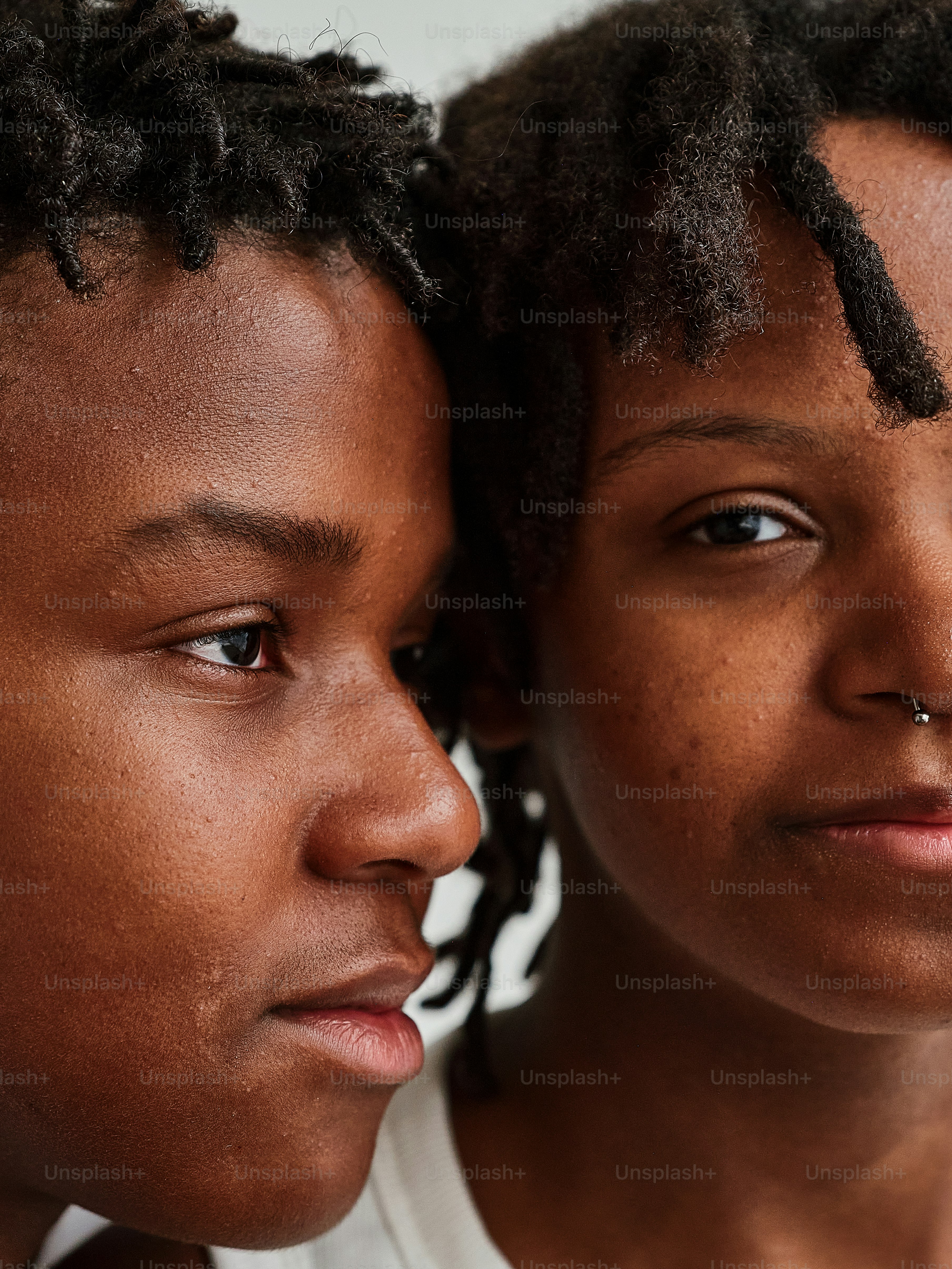 Un primer plano de una persona con rastas foto – Imagen de Cara en Unsplash