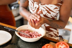 Una mujer con un vestido marrón y blanco está preparando la comida