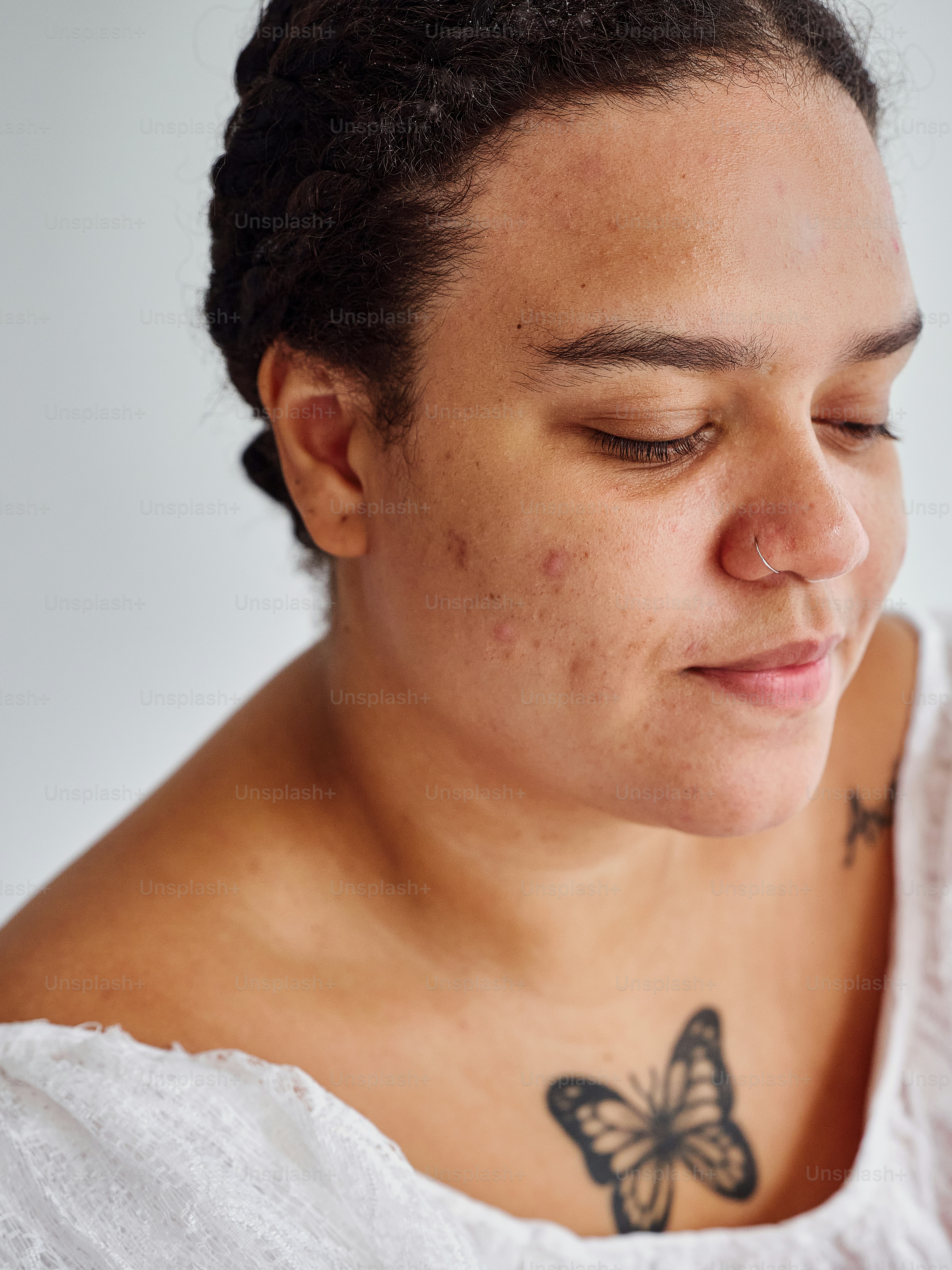 Una donna con un tatuaggio a forma di farfalla sul petto foto – Immagine di  Faccia su Unsplash, image size:3000x4000