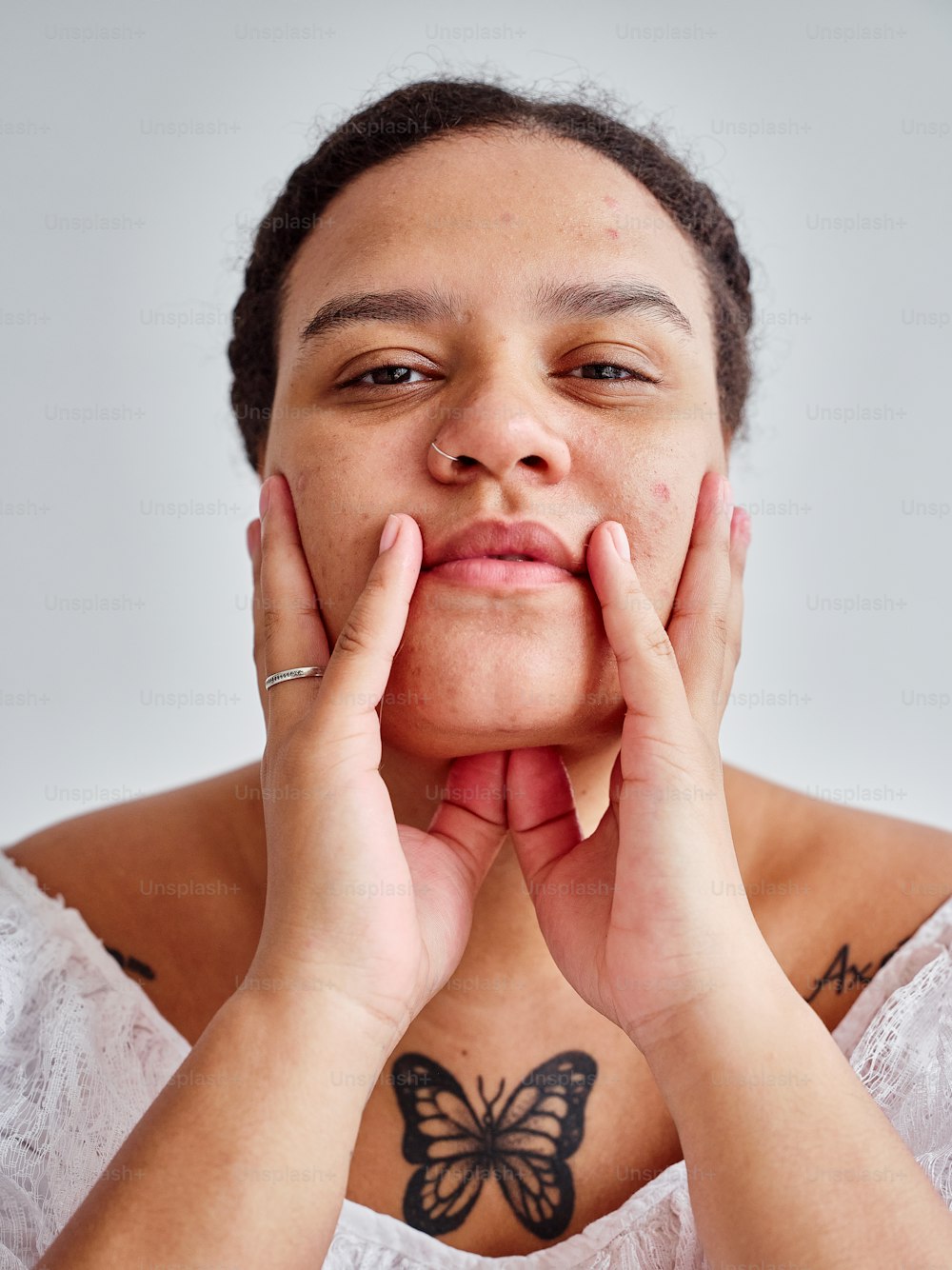 una donna con un tatuaggio a forma di farfalla sul petto