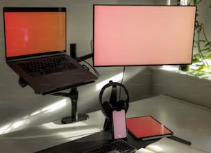 una computadora portátil encima de un escritorio