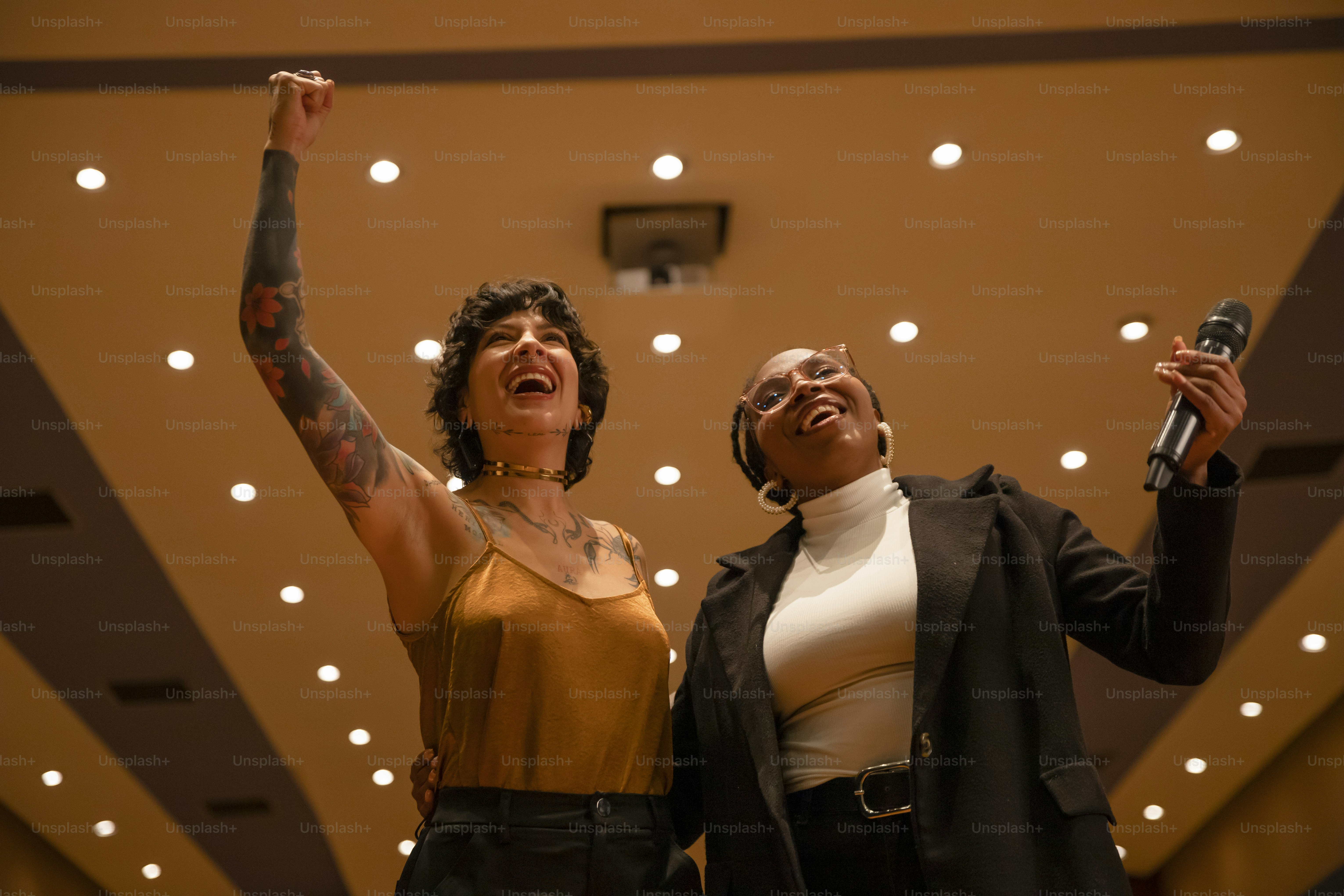 um casal de mulheres ao lado uma da outra