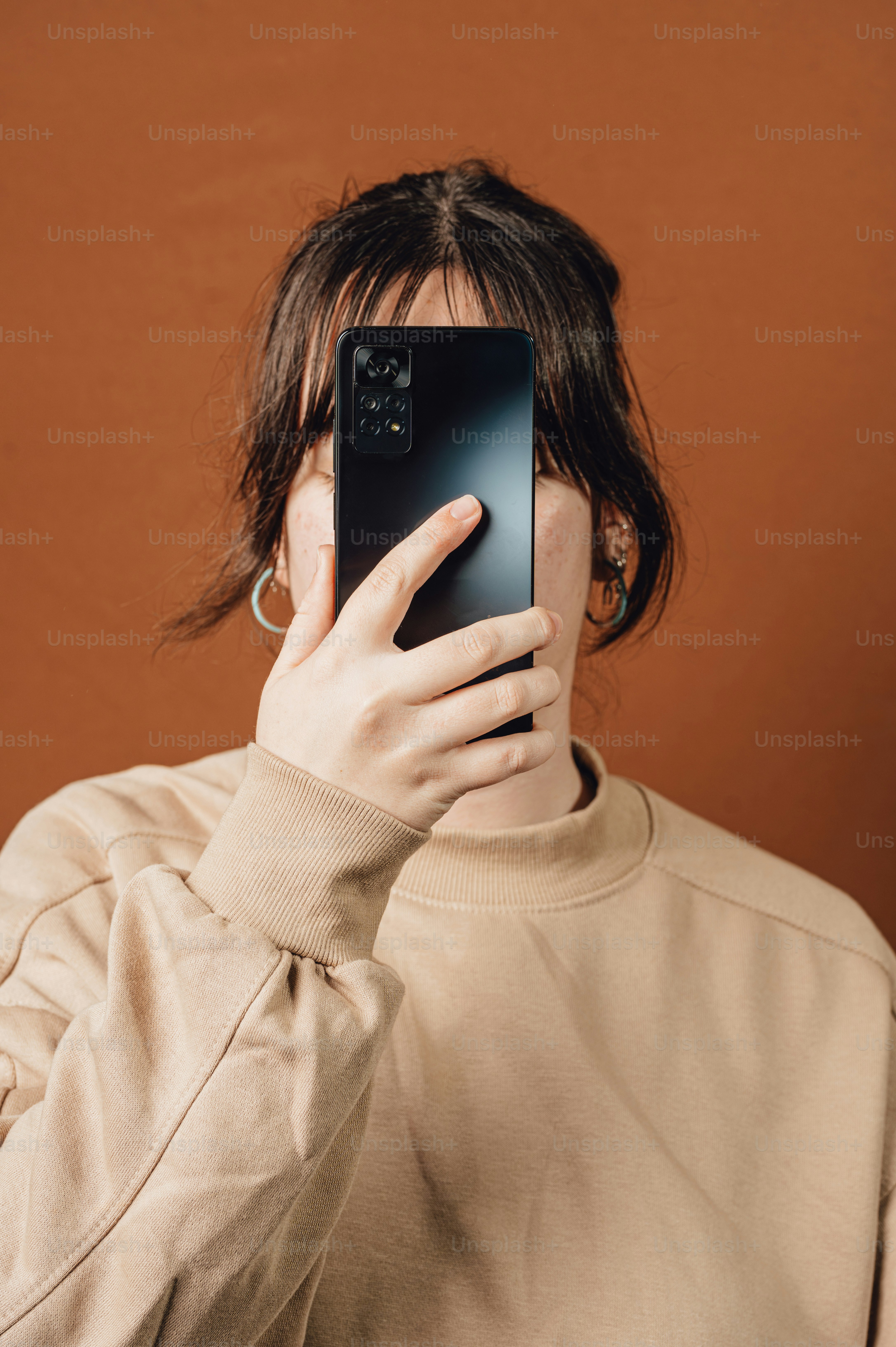 Una mujer tomándose una selfie con su teléfono celular