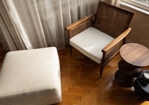 uma cadeira e uma mesa em uma sala