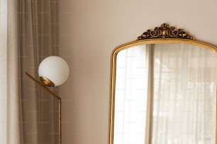 部屋の中の鏡とランプ