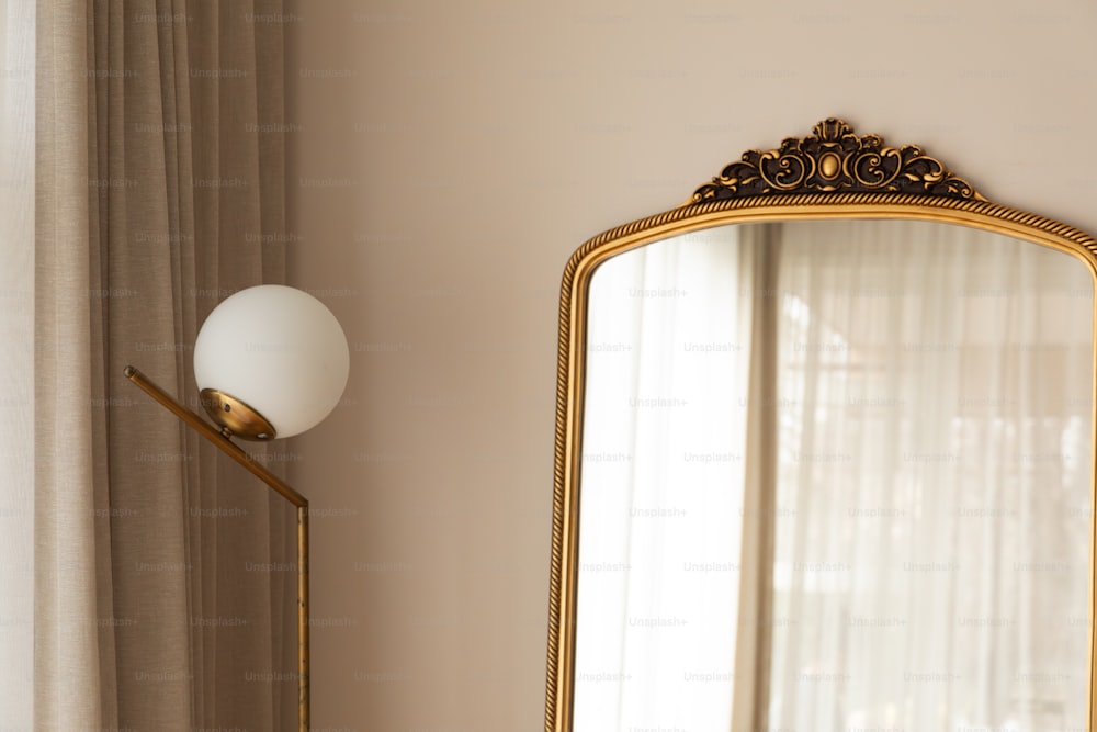 a mirror and a lamp in a room