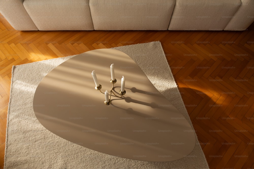 eine weiße Couch, die auf einem Holzboden sitzt