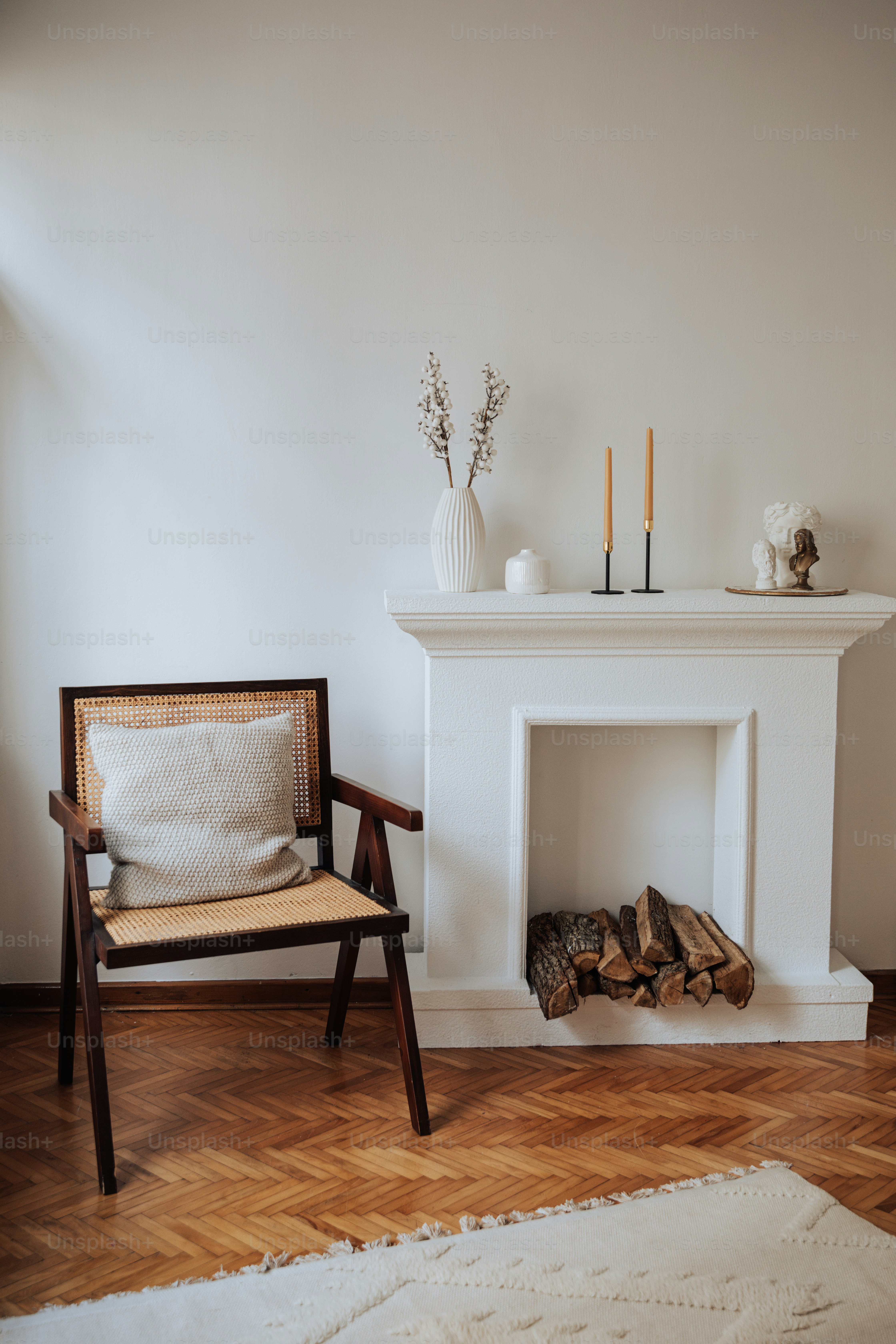 ein Wohnzimmer mit Kamin und Stuhl