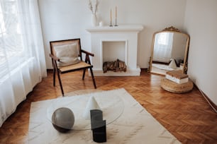 ein Wohnzimmer mit Kamin und Stuhl