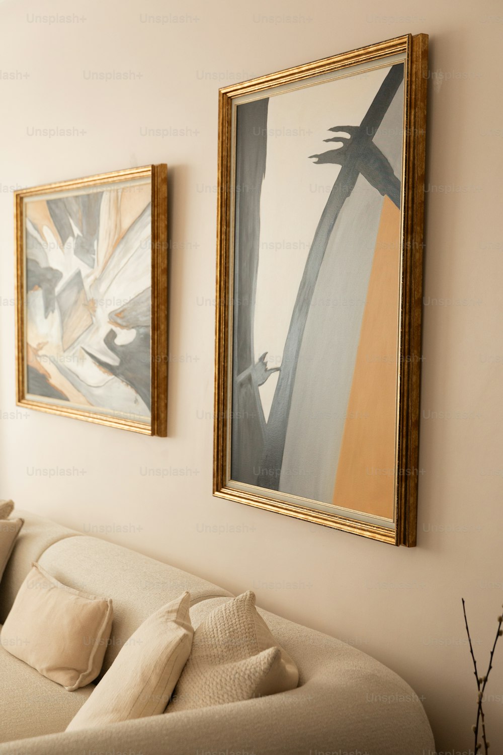 uma sala de estar com dois quadros na parede