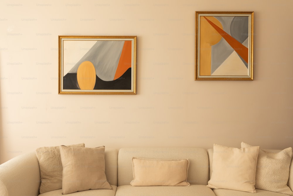 uma sala de estar com dois quadros na parede