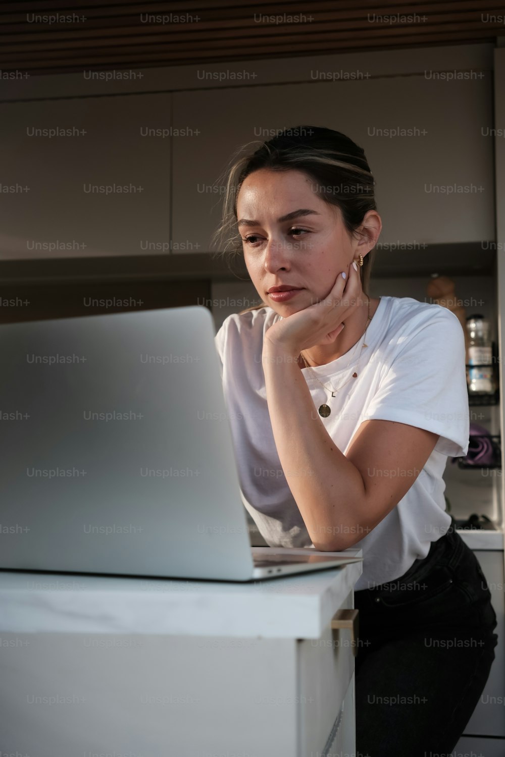 une femme assise devant un ordinateur portable