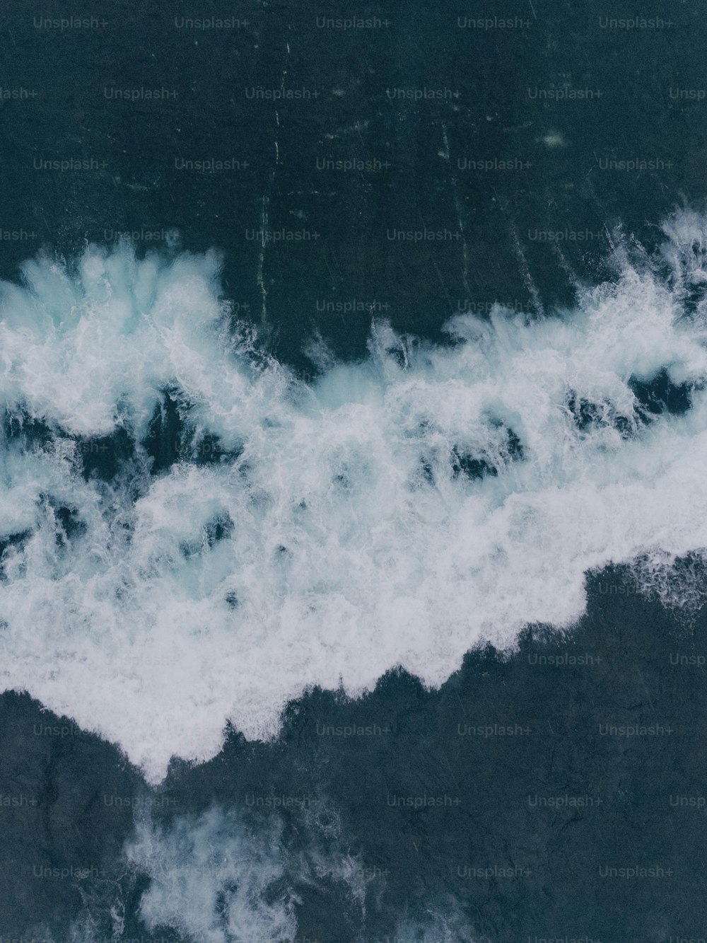 Eine Luftaufnahme des Ozeans mit Wellen