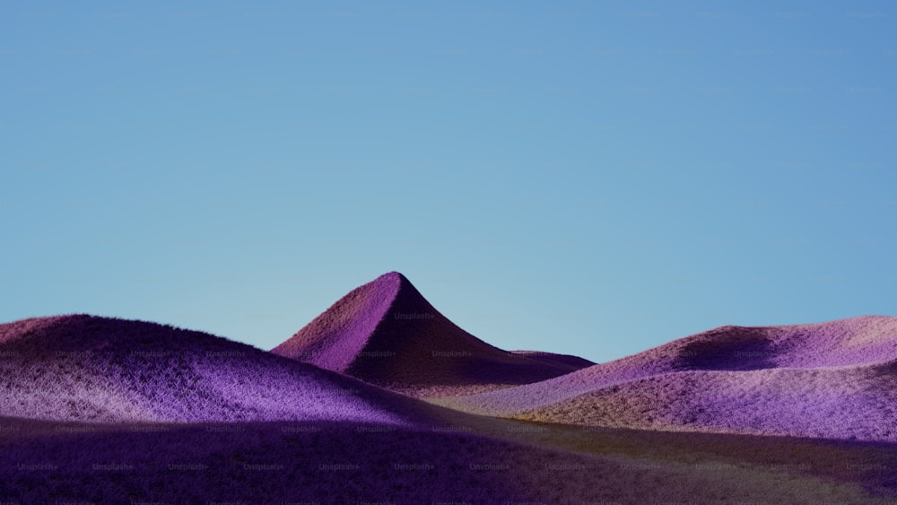 un cielo azul y unas colinas púrpuras