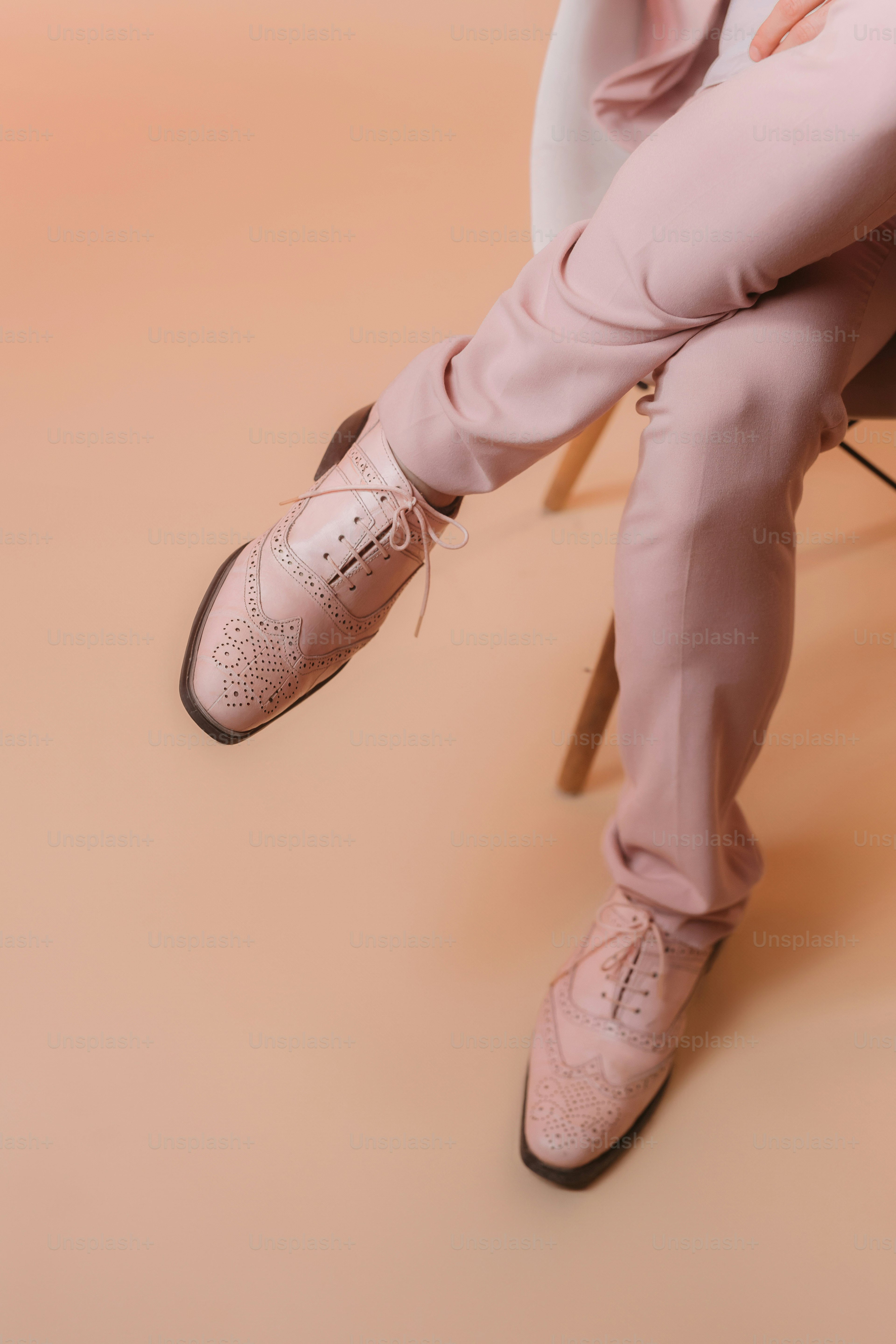 足を組んで椅子に座っている人