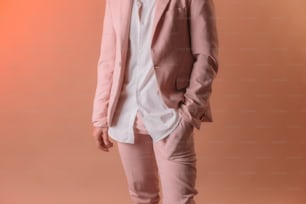 um homem de terno rosa e camisa branca