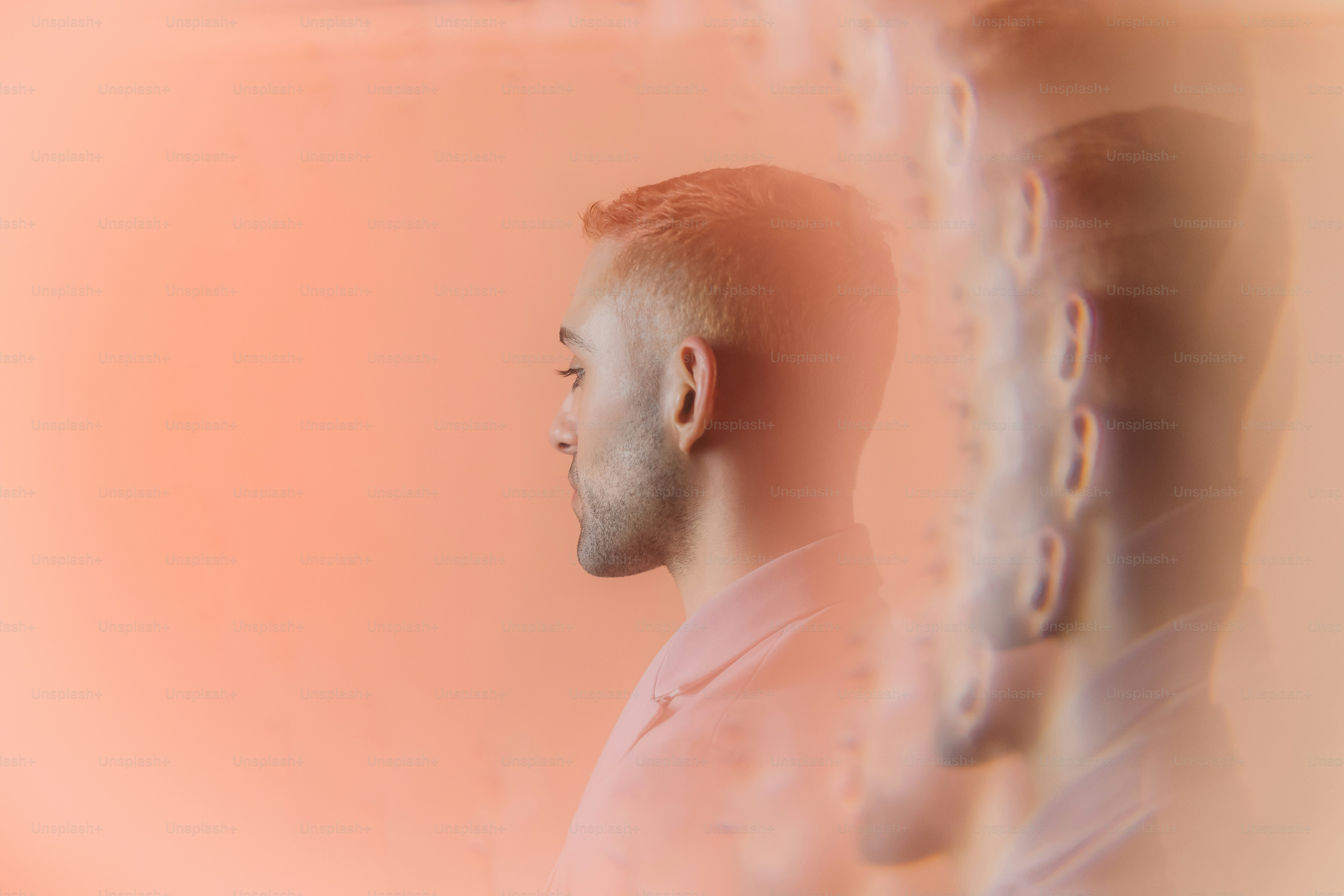 un homme au crâne chauve se regardant dans un miroir