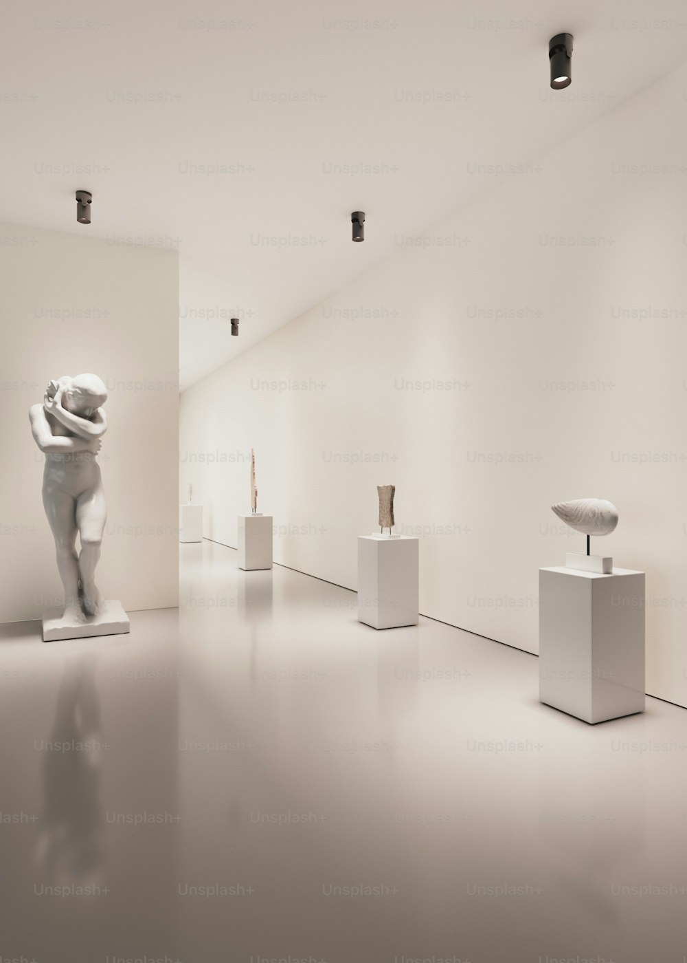 Una sala blanca llena de esculturas de diferentes formas y tamaños