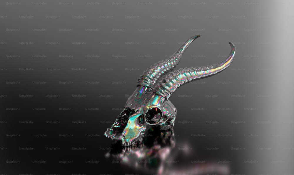 um crânio de touro de cristal com chifres em uma superfície reflexiva
