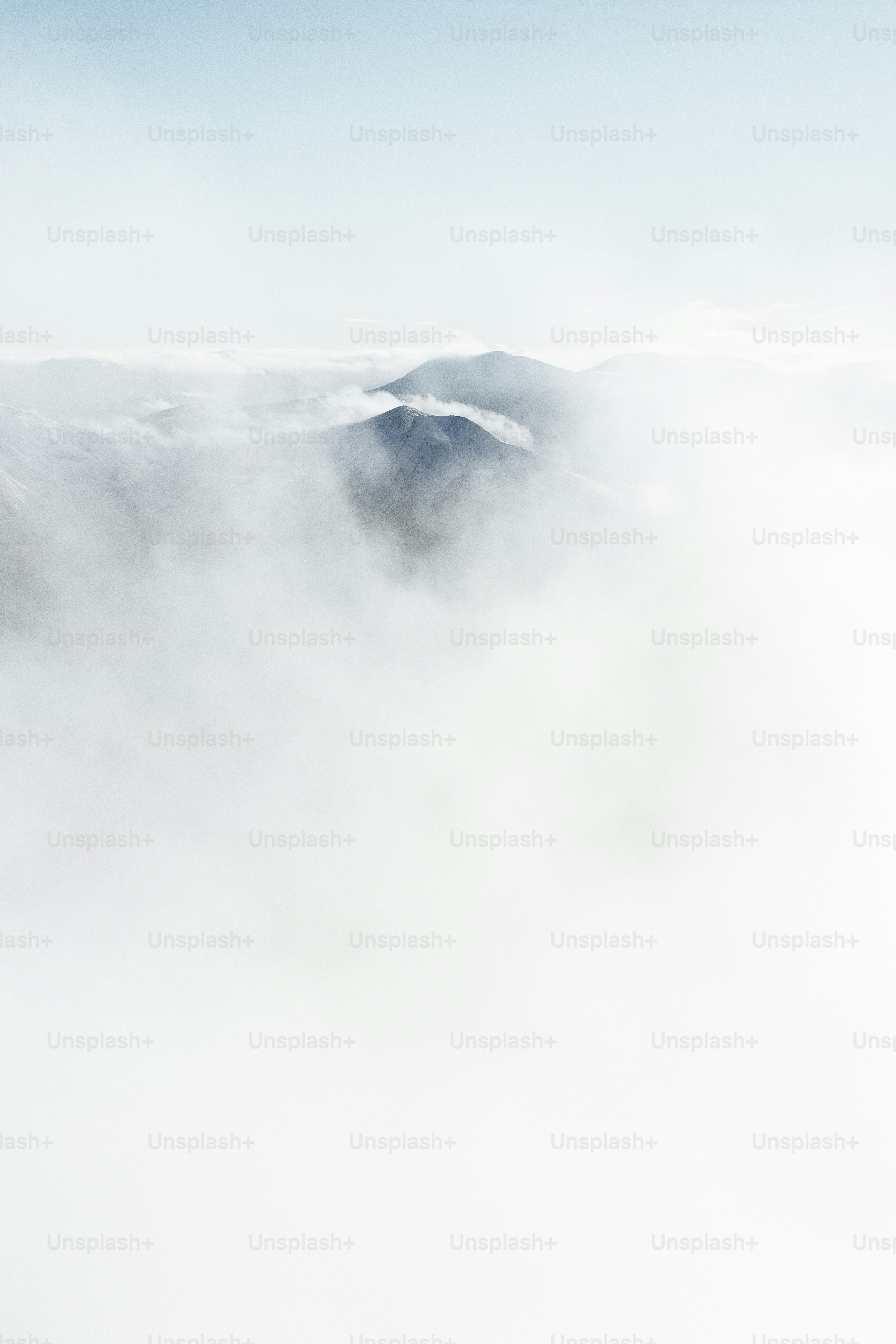 un avion volant à travers les nuages dans le ciel
