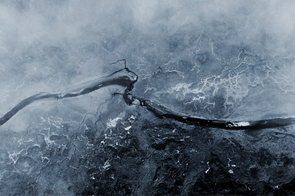 uma foto em preto e branco de um cano na água