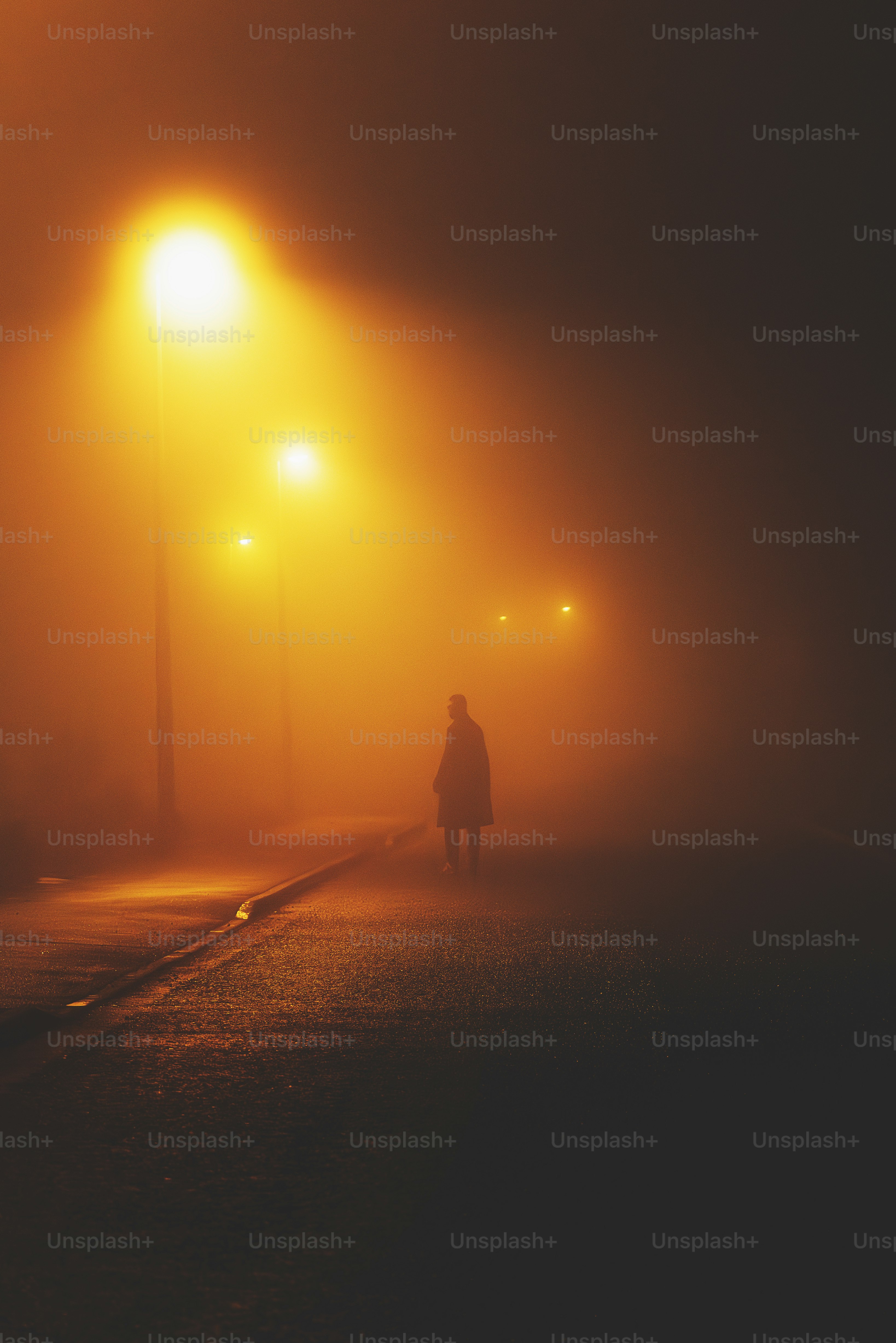 une personne marchant dans une rue brumeuse la nuit