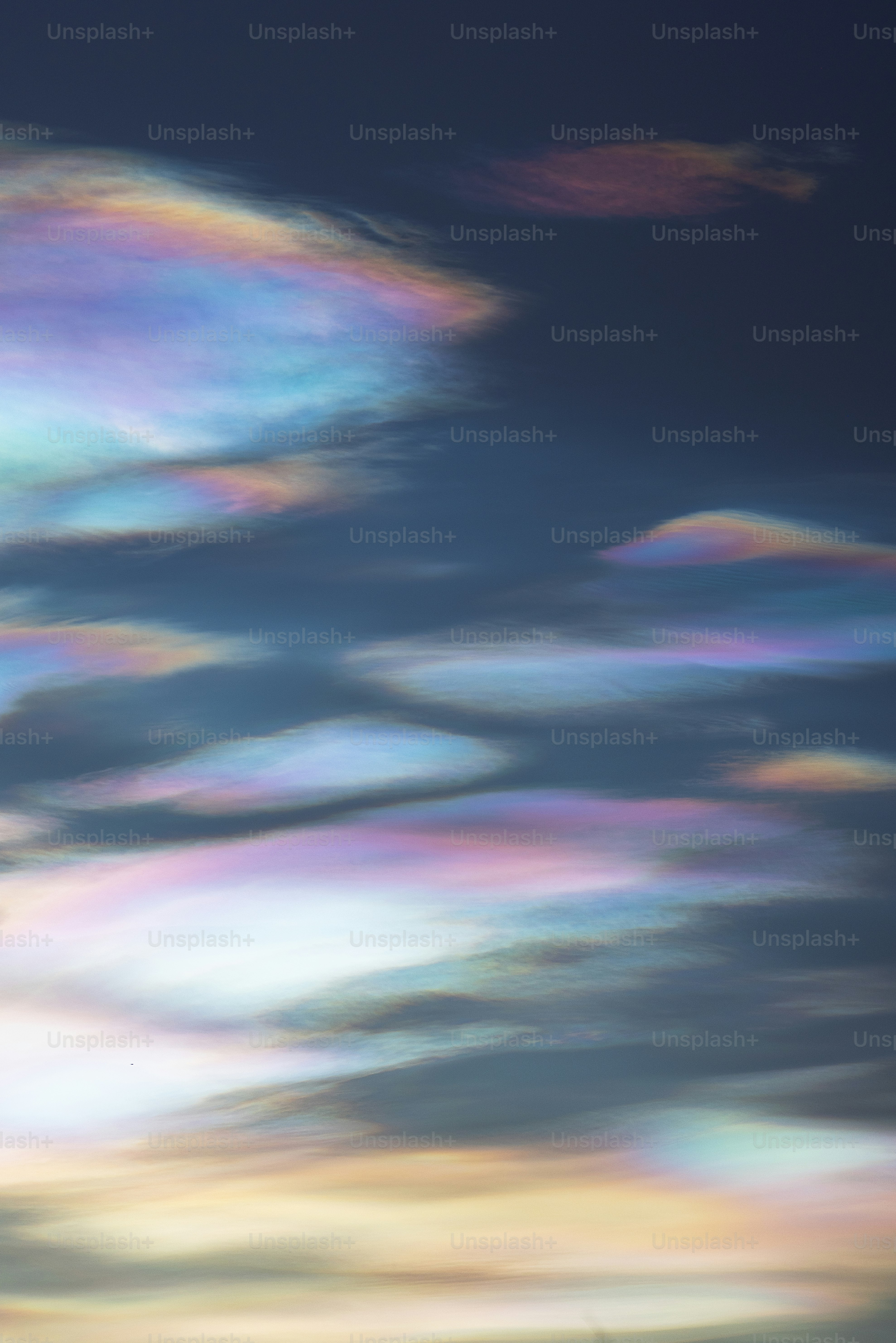 un aereo che vola attraverso un cielo blu nuvoloso