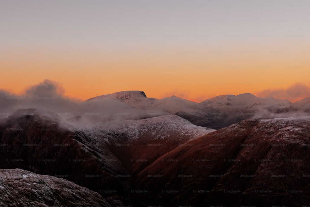 Die Sonne geht über einem Gebirge unter