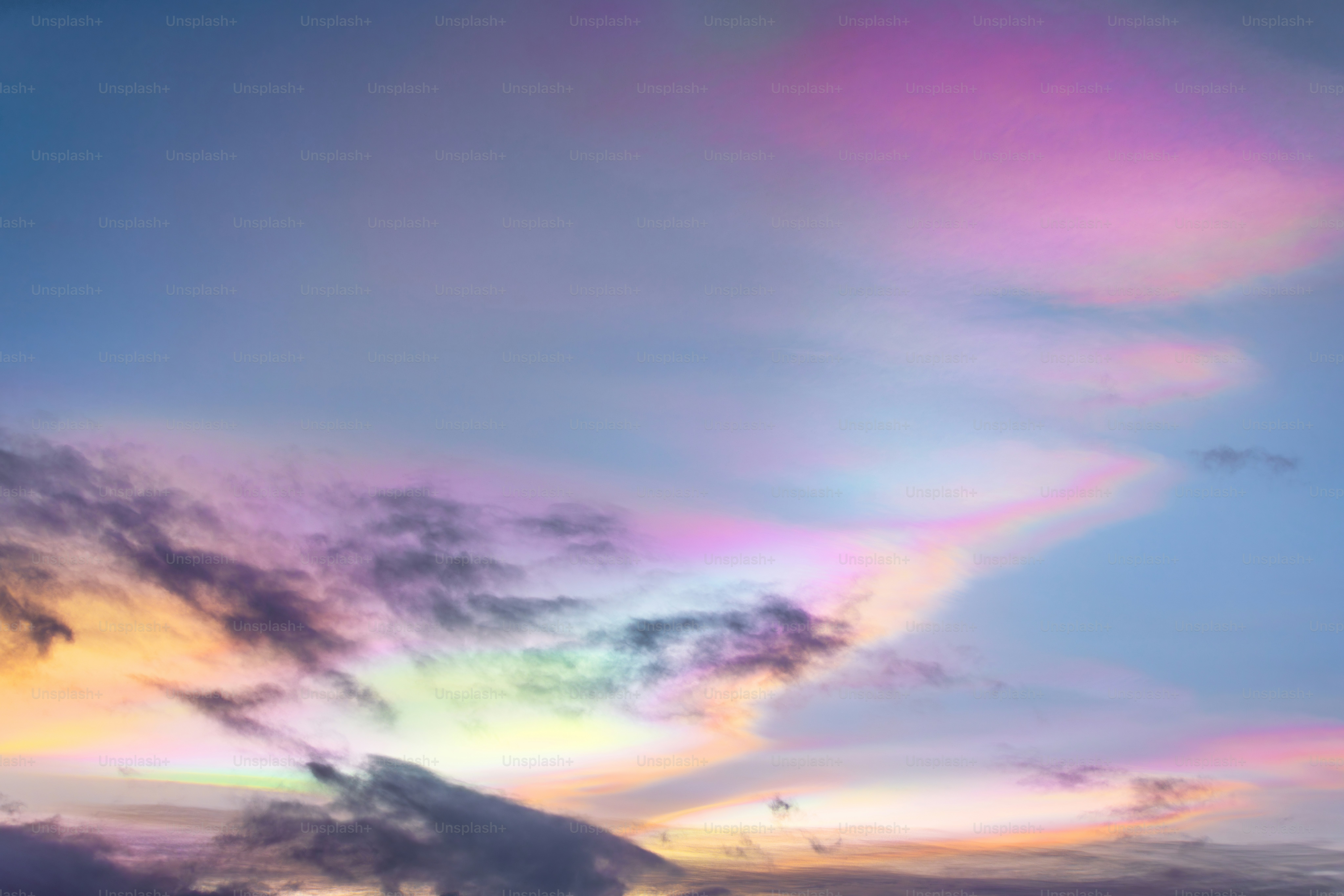 langit berwarna-warni dengan awan dan pesawat terbang di langit
