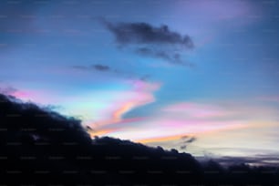 um céu colorido com nuvens e um avião ao longe