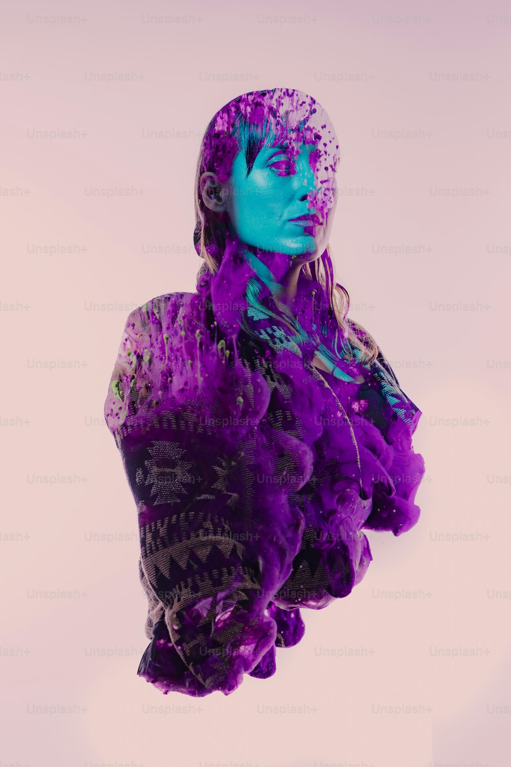 une femme au visage bleu et aux cheveux violets