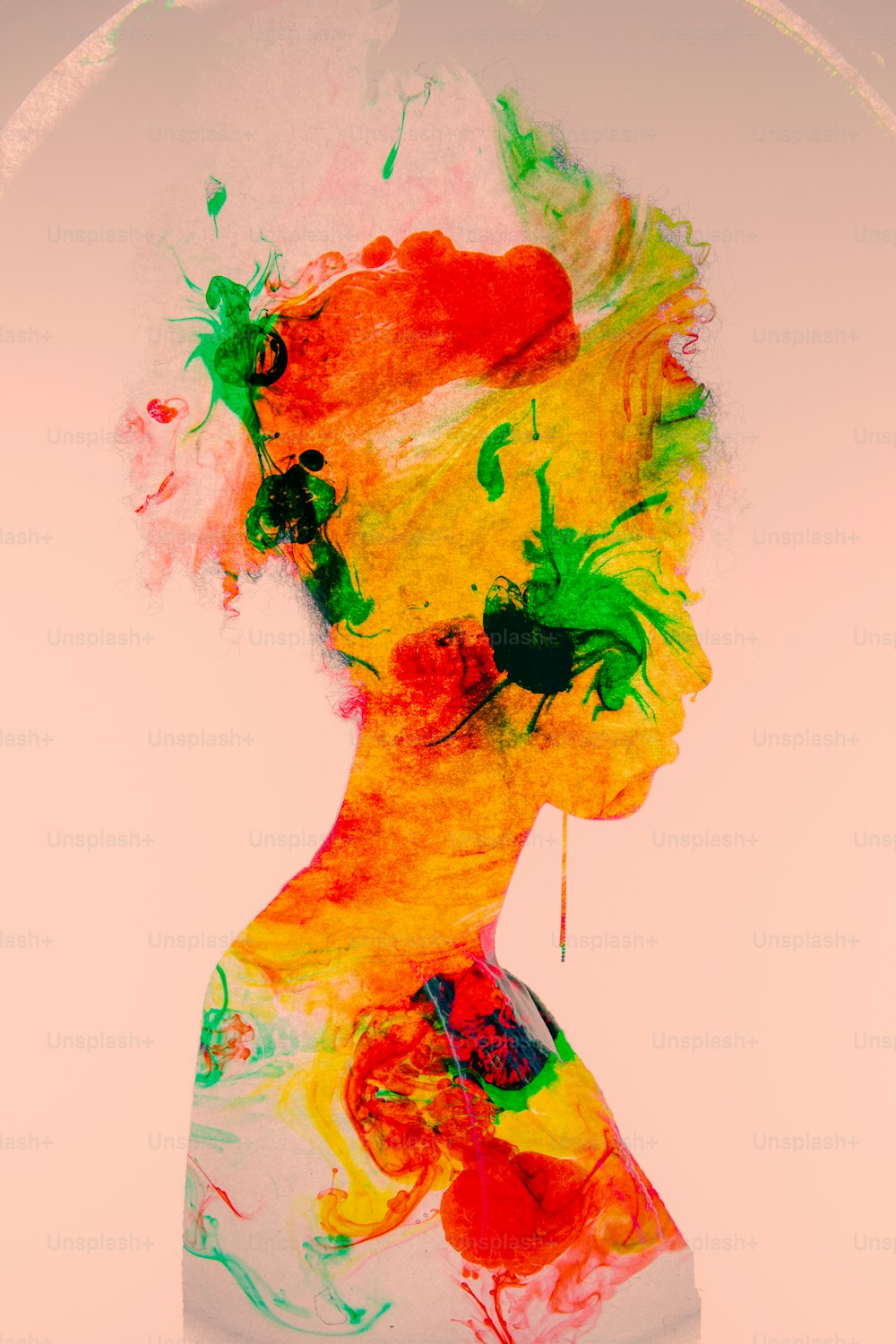 uma pintura da cabeça de uma mulher com cabelo colorido
