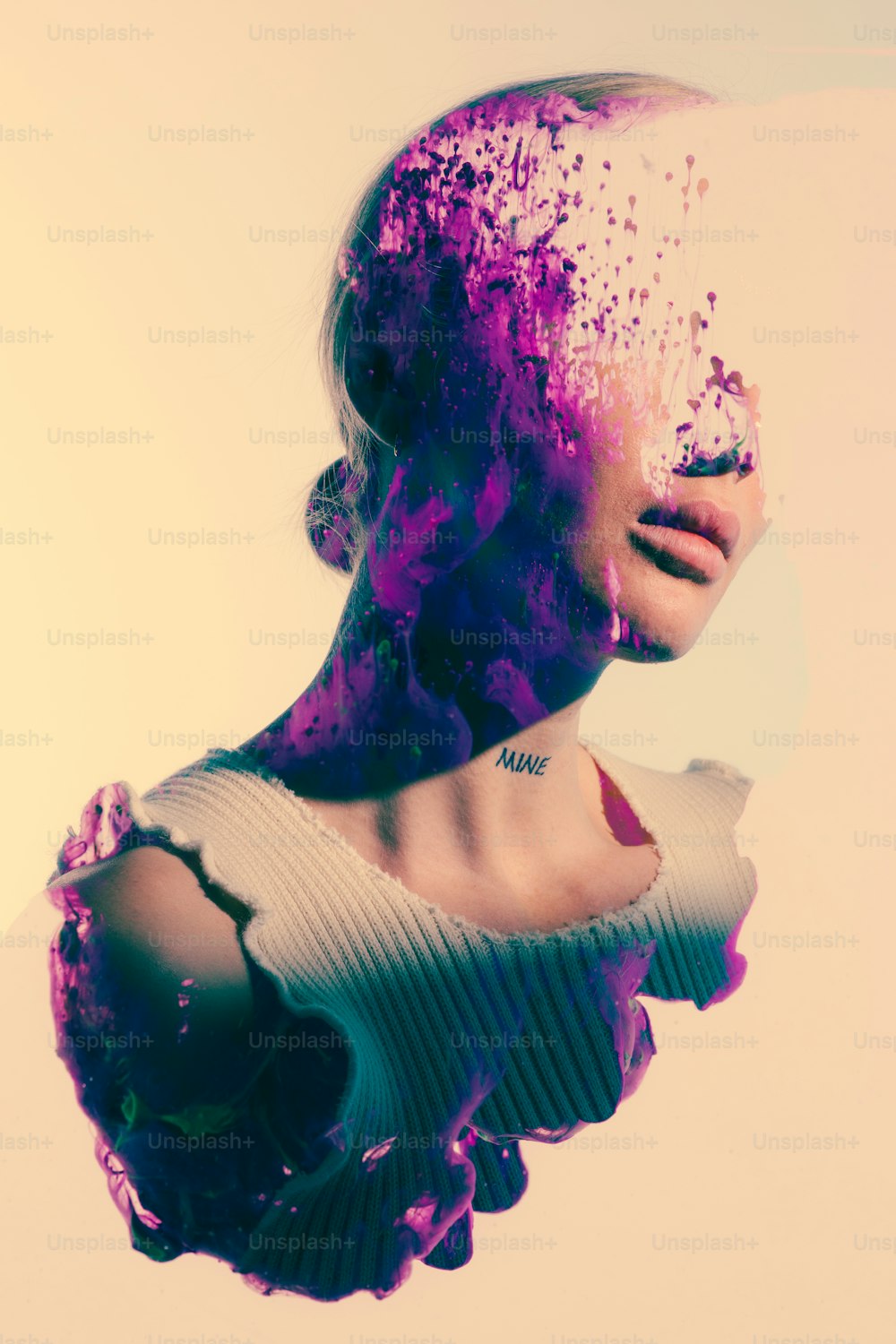 El rostro de una mujer está cubierto de humo púrpura