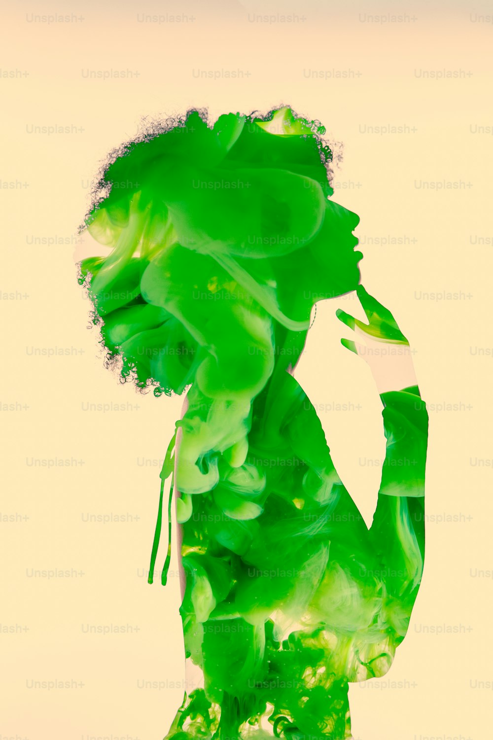 초록색 액체로 뒤덮인 여성의 몸