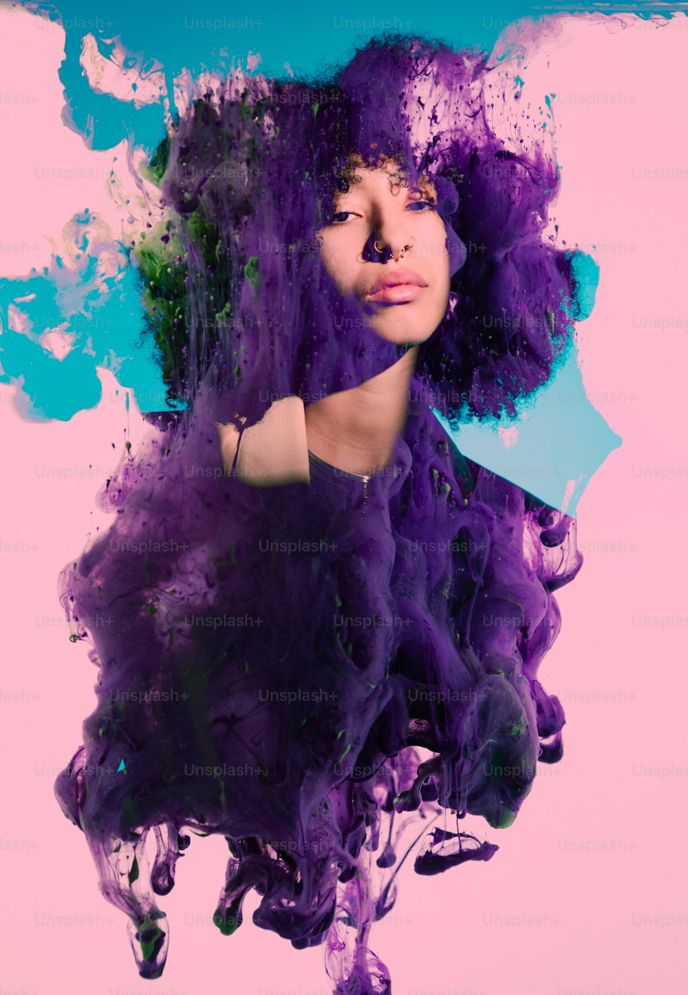 紫色の髪と青い傘の女性