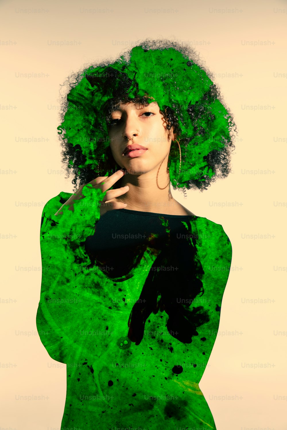 초록색 머리를 한 여성이 사진을 찍기 위해 포즈를 취하고 있다