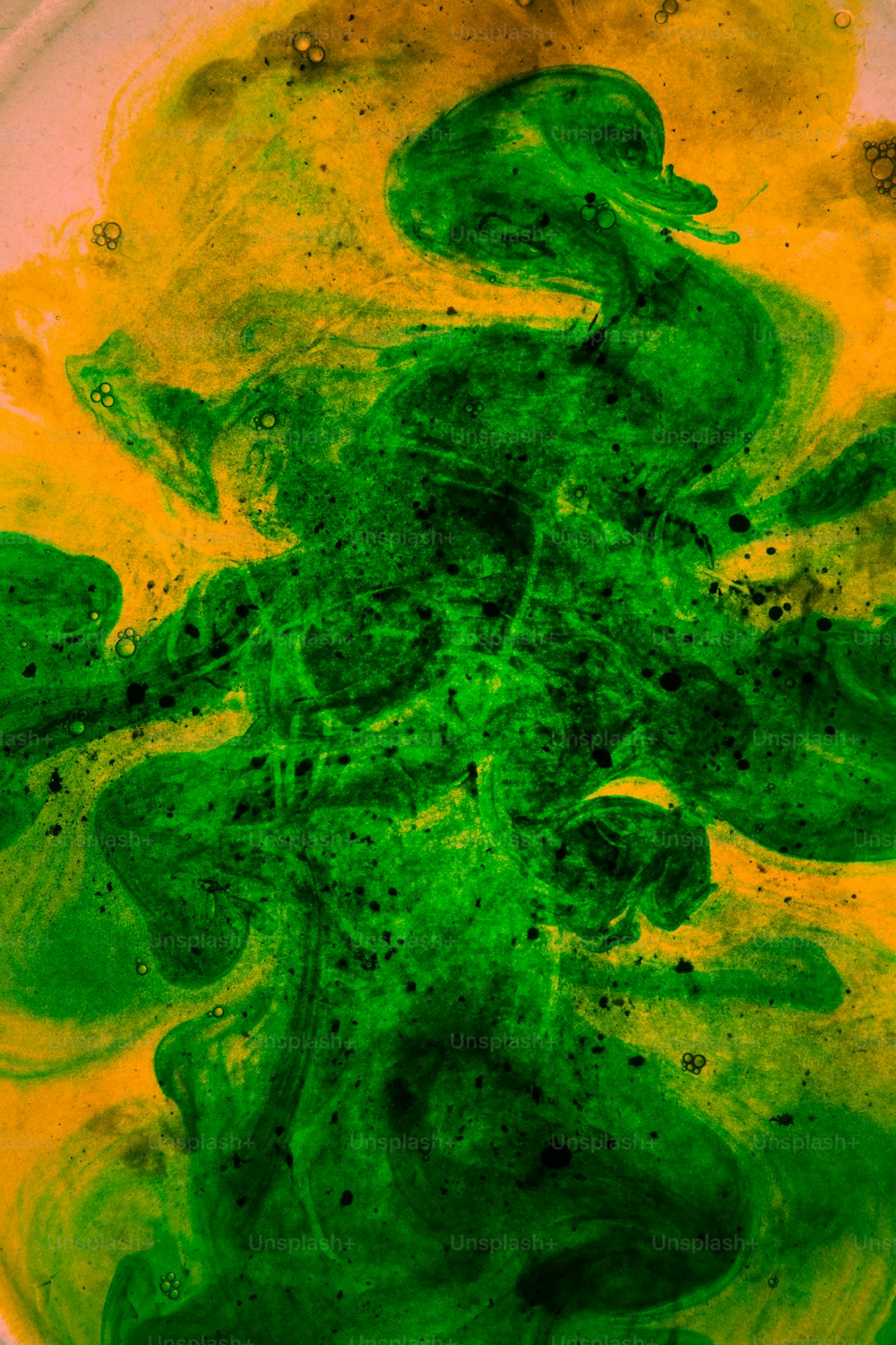 緑と黄色の液体で満たされたボウル