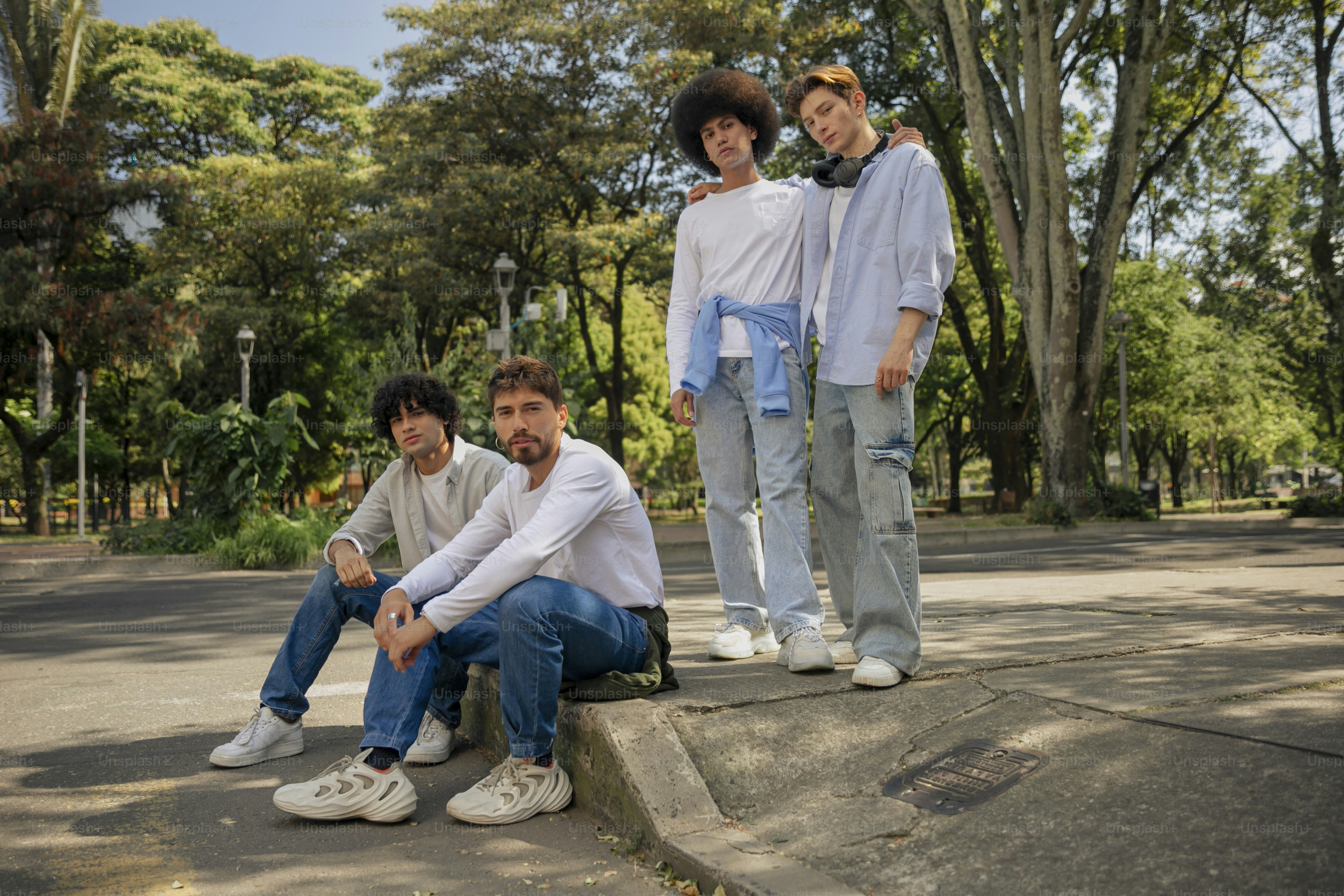 un groupe de jeunes hommes assis les uns à côté des autres