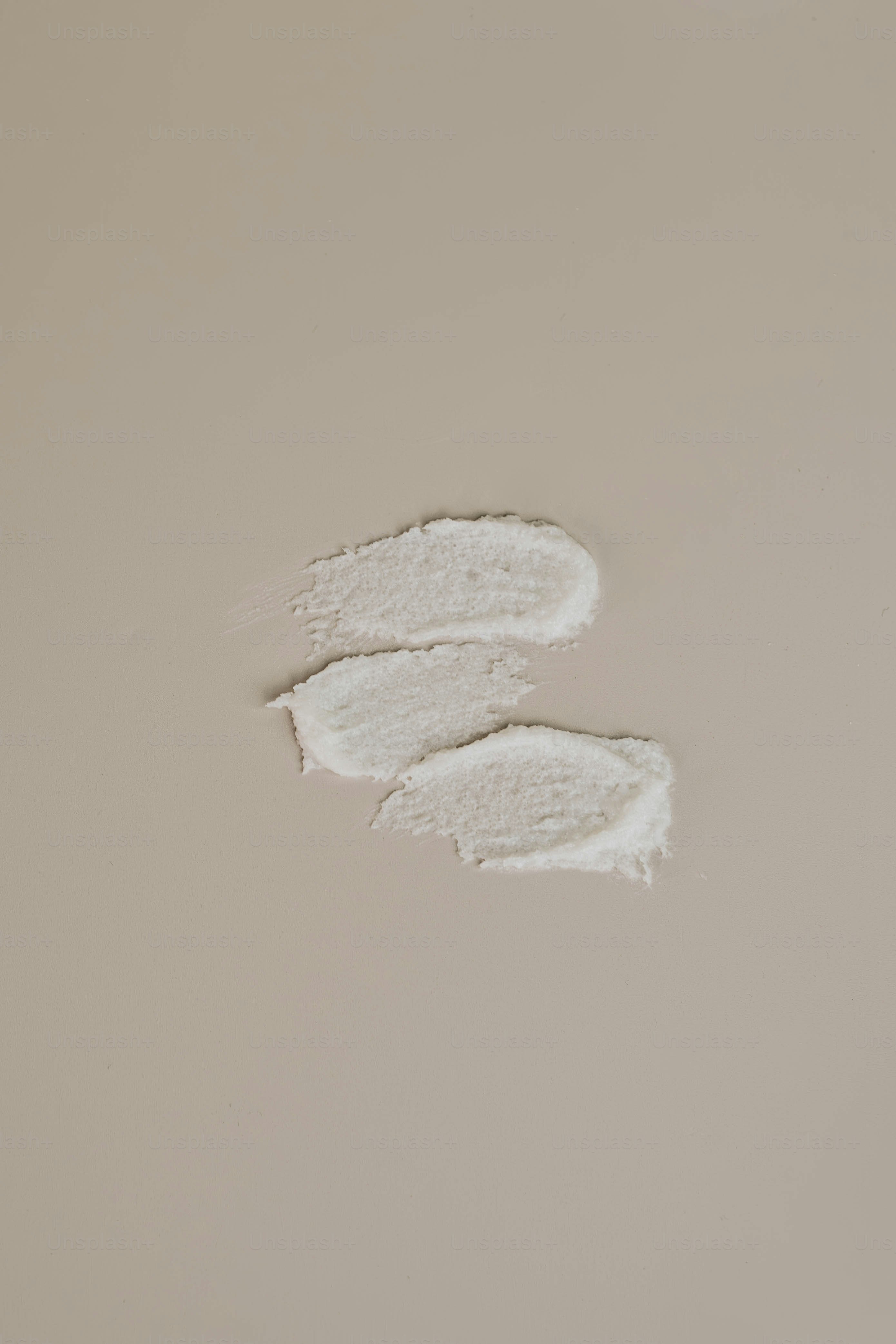 ein Paar weiße Hausschuhe, die auf einem Boden sitzen