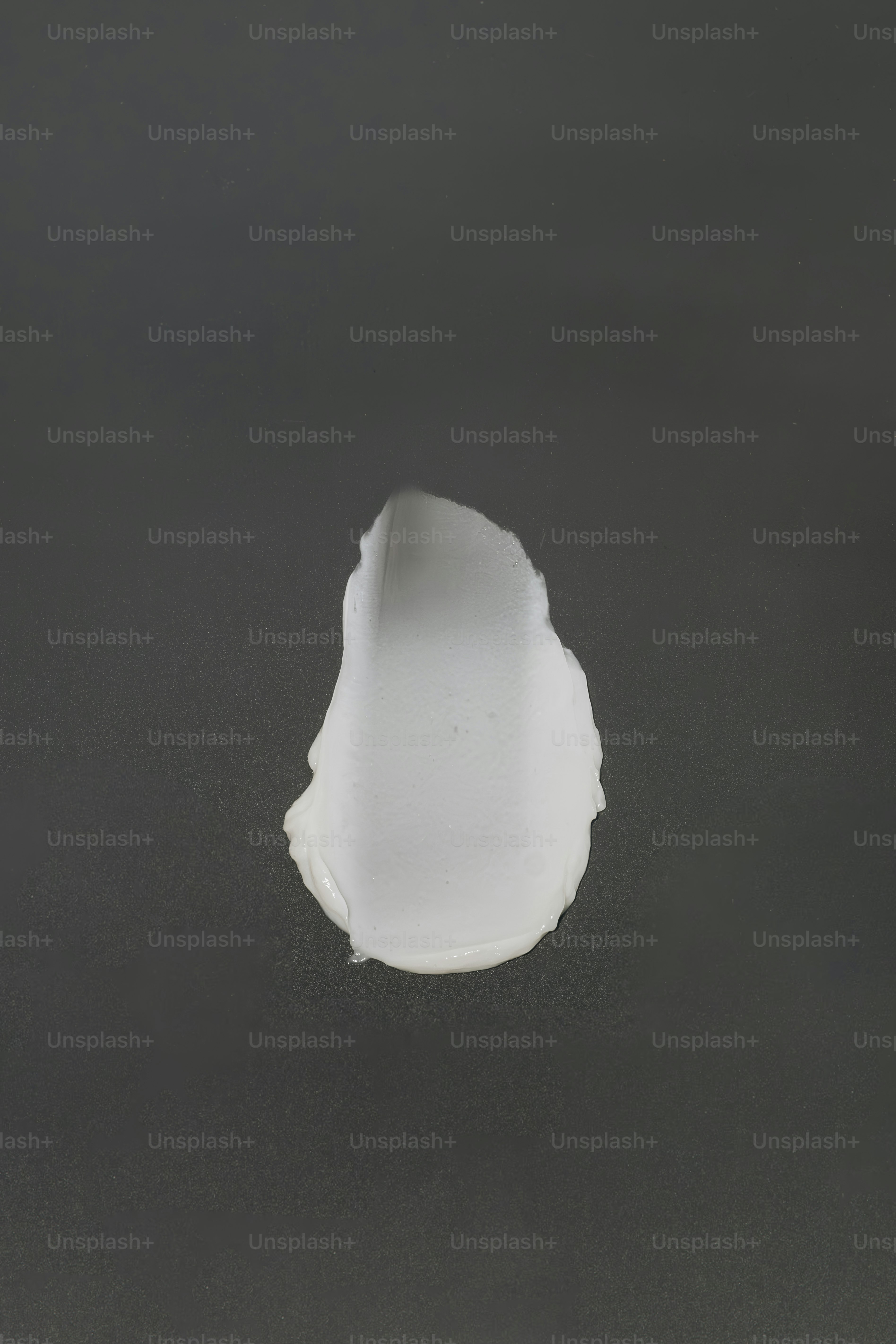 ein weißes Blatt Papier, das auf einem Tisch liegt