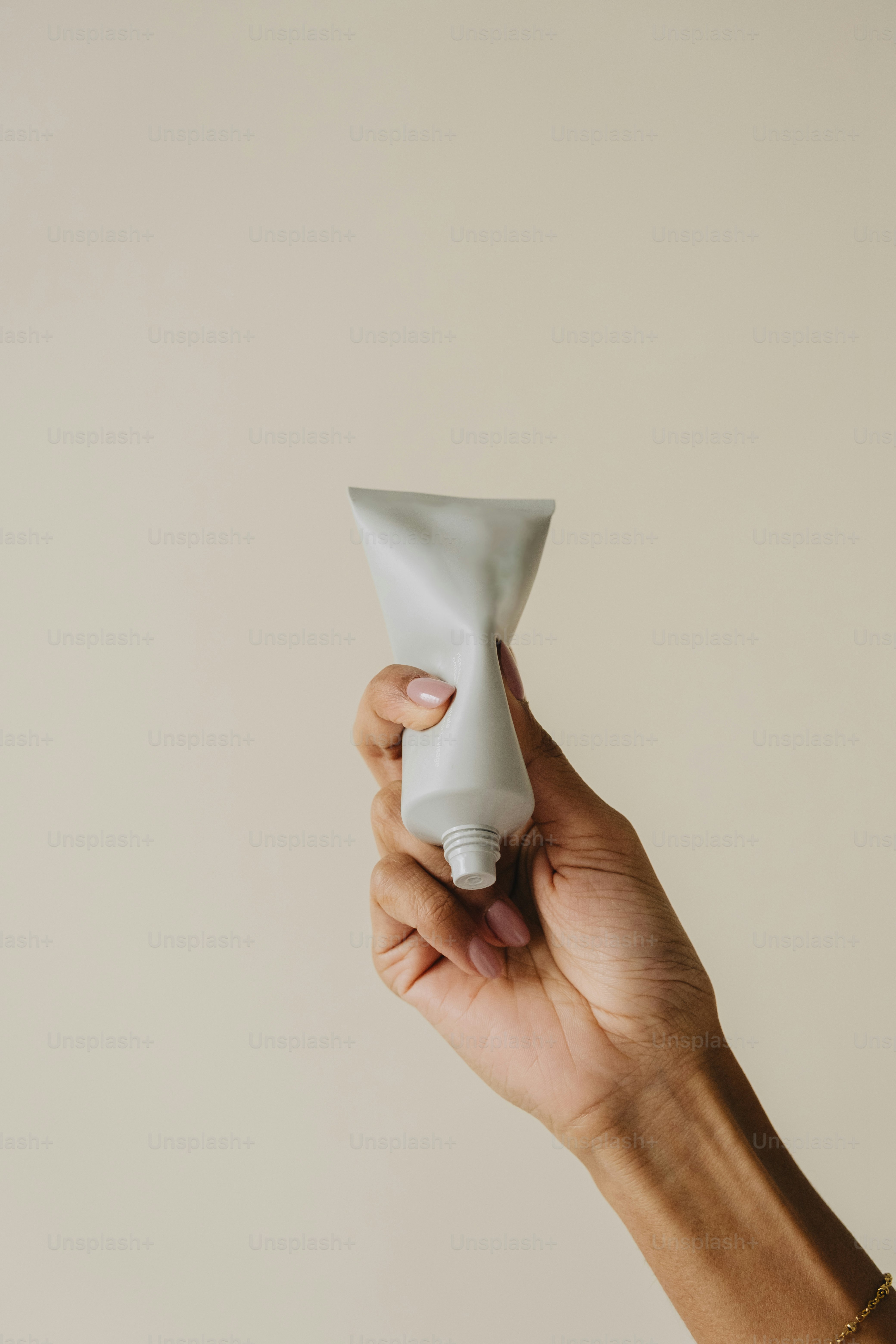 eine Person, die einen weißen Gegenstand in der Hand hält