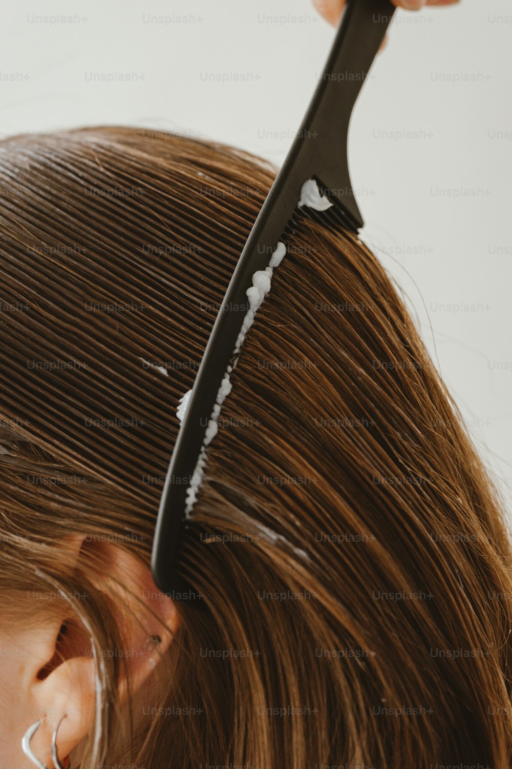 ハサミで髪を切る女性