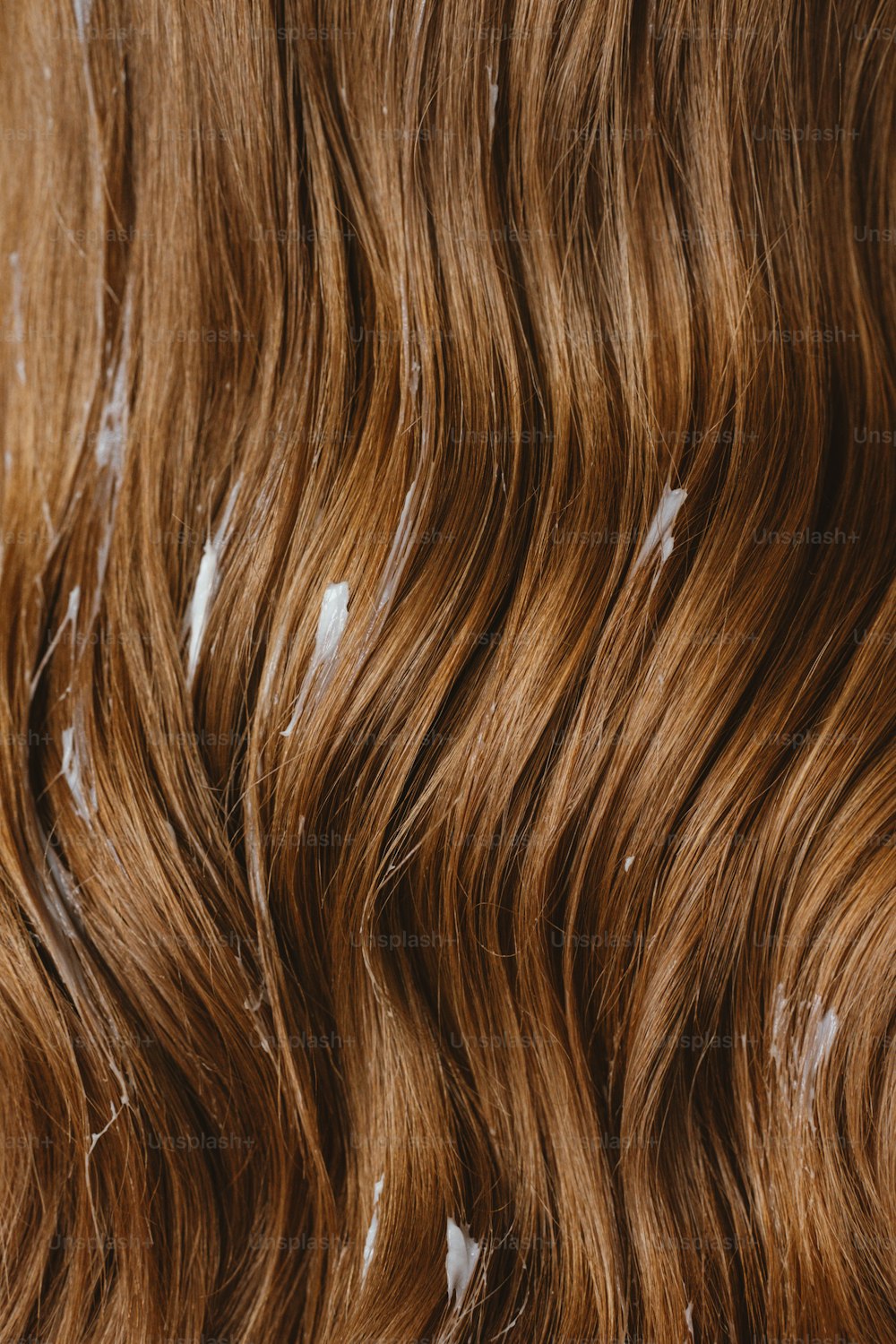 um close up de um cabelo castanho ondulado
